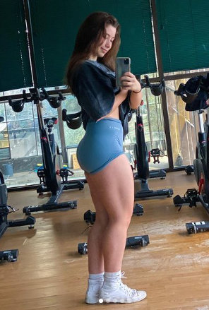 Chica fitness con grandes piernas